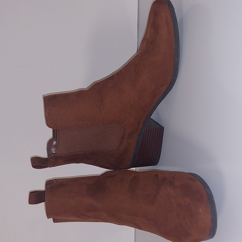 A New Day Women's 9.5 Ankle Boots. Suede Material, Great Condition